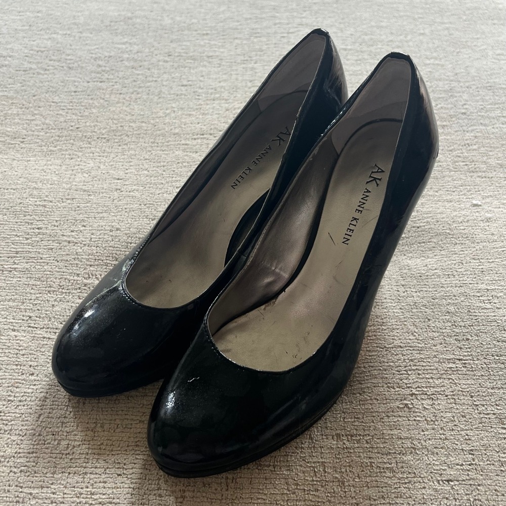 AK Anne Klein Womens Black Patent Leather Round Toe Platform Pumps Heels Size 7M